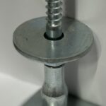 Verstelbare paaldrager met schroef rond 80 mm met verstelbare hoogte van 130 tot 170 mm.