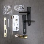 Deurklinkset Zwart met cilinderslot en RVS sluitplaat voor Poortframes